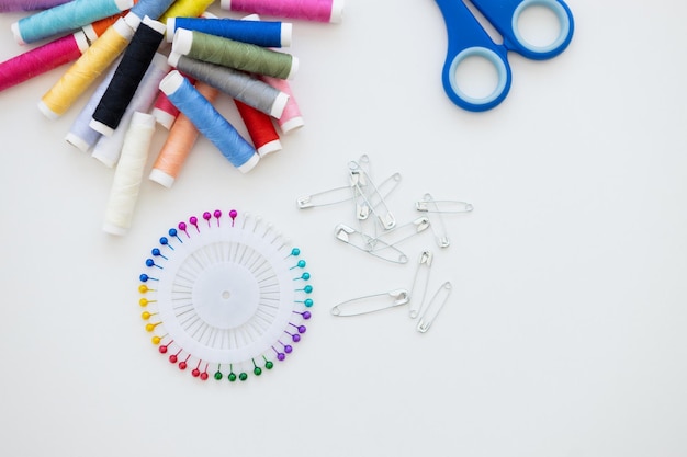 Рабочее место с инструментами для вышивки