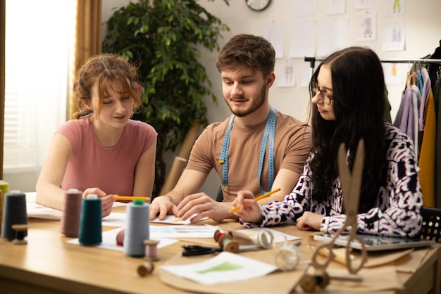 Команда мастеров у рабочего стола